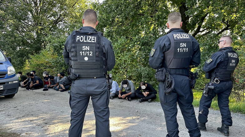 Am Freitag hat die Polizei in der Bautzener Gegend erneut mehrere Schleusungen gestoppt. Unter anderem griff sie in Bautzen einen Usbeken auf, in dessen Transporter 22 Syrer saßen.