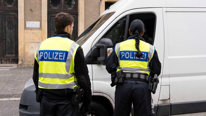 Die Grenzkontrollen an der Stadtbrücke in Görlitz übernimmt die Bundespolizei. Darüber hinaus strebt Sachsens Regierungschef Michael Kretschmer auch mehr Landespolizisten in der Grenzregion an, als eine  "Grenzpolizei".