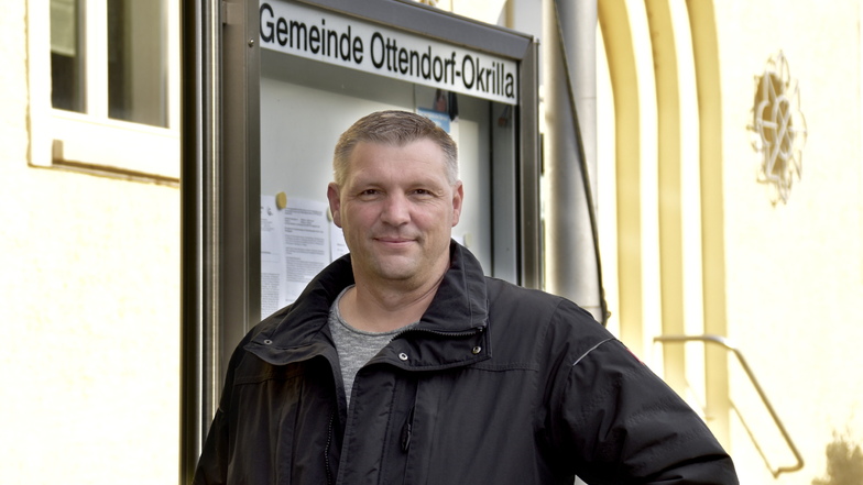 Rico Pfeiffer, Bürgermeister von Ottendorf-Okrilla hat eine Wette verloren. Er war mit dem Zug langsamer als sein Mitarbeiter, der mit dem Rad fuhr. Grund: Ein Zugausfall.