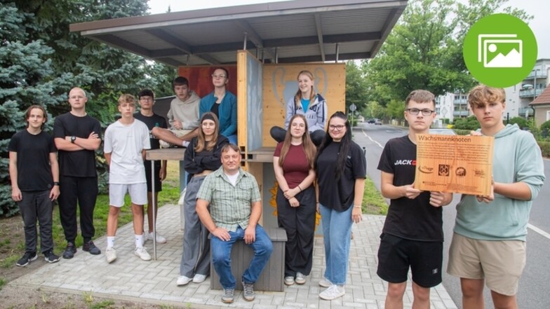 Die jetzigen Zehntklässler aus der 10b gemeinsam mit dem Nieskyer Holzgestalter Alexander Fromme an ihrer Bushaltestelle in Niesky.