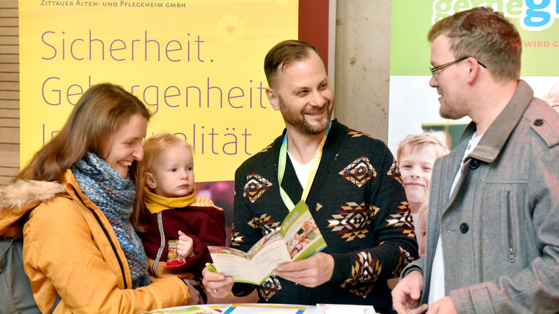 Raik Urban (Mitte), Geschäftsführer verschiedener sozialer Einrichtungen in Zittau, informiert Familie Tschüter, die bei Hamburg lebt und gern zurückkommen würde, über Arbeitsmöglichkeiten, aber auch über die Betreuung von Kindern.