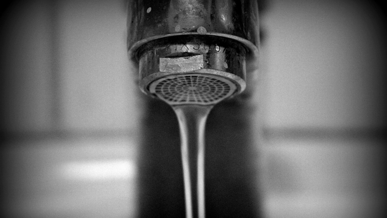 Leitungswasser kann durch alte Rohre belastet sein, unter anderem mit Schwermetallen. Der Verbraucher merkt davon nichts.
