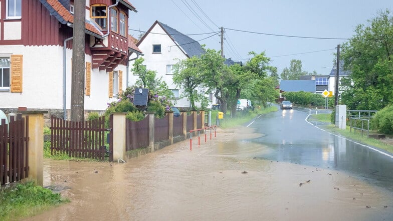 Die Ortsmitte von Ehrenberg war von den Unwettern der letzten Wochen betroffen. Ungehindert schoss das Wasser durch die Straßen.