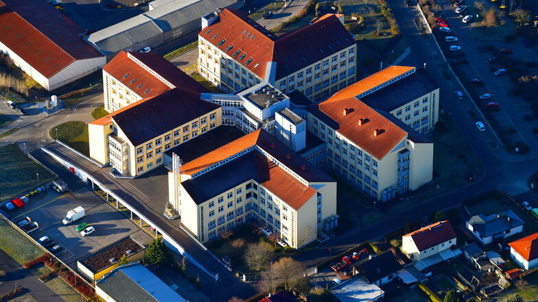 Blick auf das Krankenhaus in Grimma: Es gehört zusammen mit einem weiteren Haus in Wurzen zum Muldentalkliniken-Verbund.