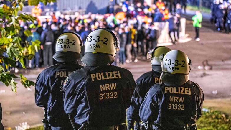 Auch an der Arena waren bei Dynamos Spiel auf Schalke Polizisten im Einsatz.
