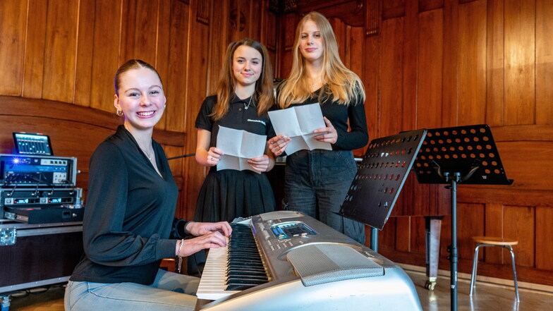 Michelle Wolf (Mitte), Johanna Fiedler und Alexa Böhm am Klaviergehören zu den Zehntklässlern, die gestern das Waldheimer Rathauskonzert mitgestalteten.