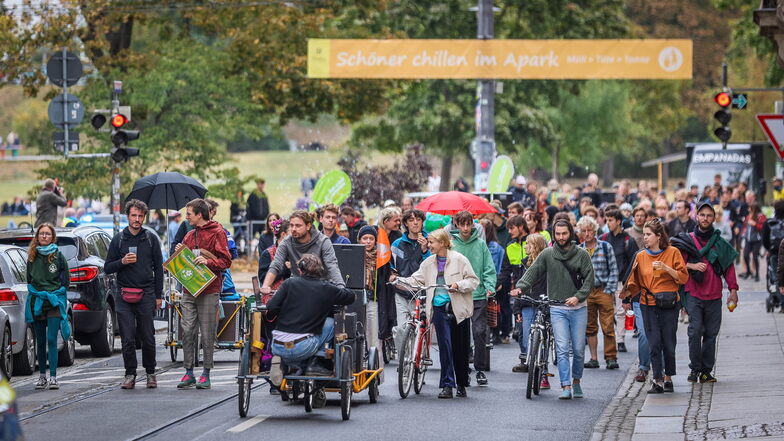 Rave In Dresden: Dafür Haben Mehrere Dutzend Menschen Am Samstag ...