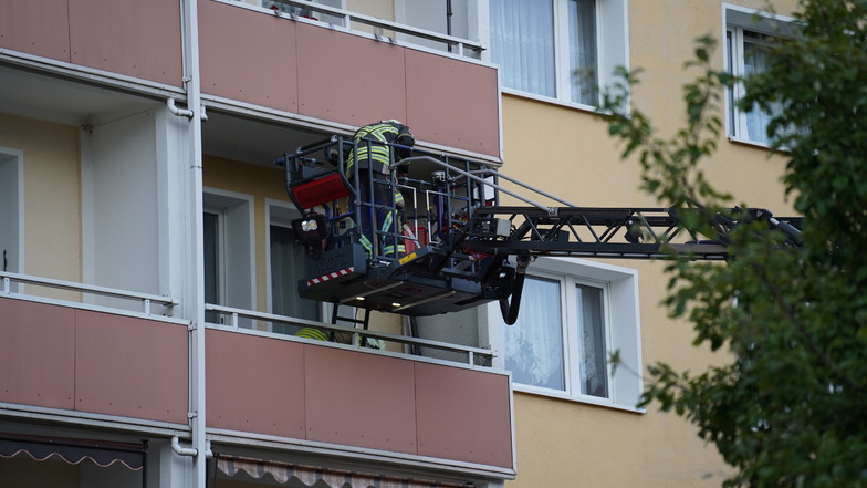Bautzen: Feuerwehr rückt zu Balkonbrand im Gesundbrunnen aus