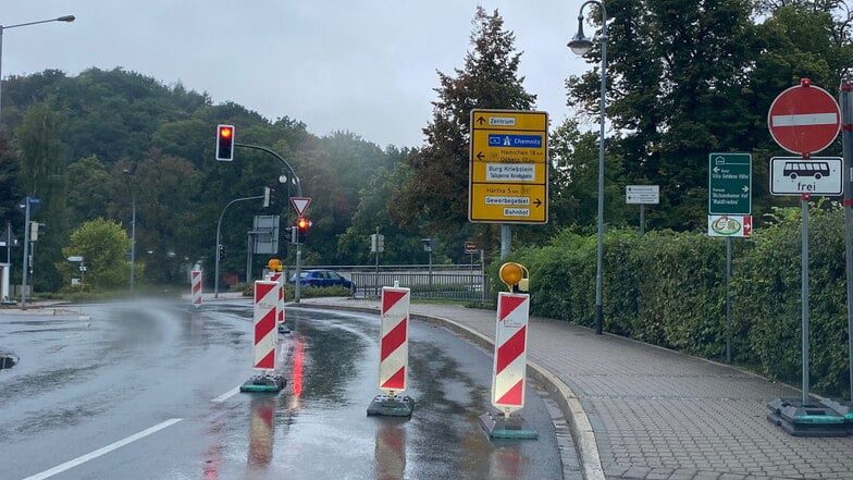 Autofahrer aus Richtung Meinsberg dürfen derzeit an der Niederstadtbrücke in Waldheim nicht auf die Umgehungsstraße fahren.