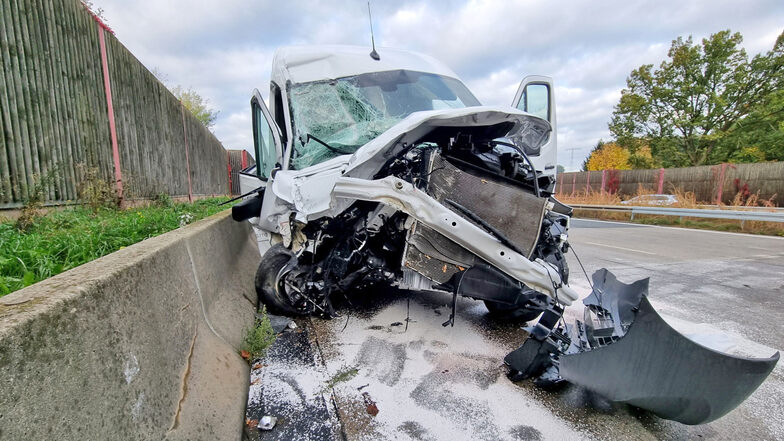 An einem Transporter ist bei einem Unfall auf der A4 bei Frankenberg erheblicher Sachschaden entstanden. Er musste abgeschleppt werden.