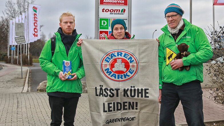 Greenpeace-Aktive demonstrierten am Rewe-Markt in Zittau gegen tierschutzwidrige Haltung von Kühen:  Fabian Stegemann, Bettina Schwoerer und Clas Busack (von links) von Greenpeace Oberlausitz.