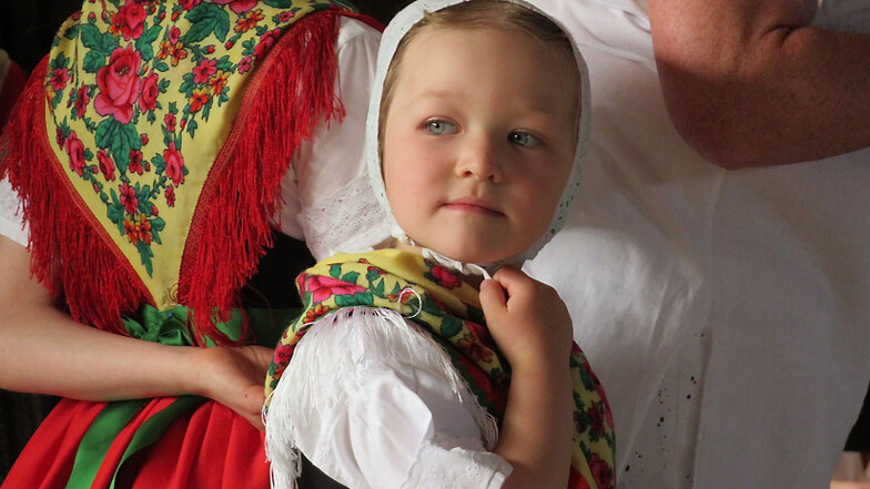 Die Jungen und Mädchen der Sorbischen Tanz- und Trachtengruppe Bröthen erfreuten das Publikum in der Schwarzkollmer Krabat-Mühle bei der Veranstaltung zum 25-jährigen Bestehen des Vereins „Sorbischer Kulturtourismus“.