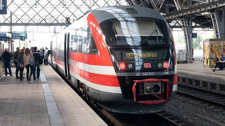 Stiellgelegt wegen Biltzschlags: S-Bahn in Richtung Königsbrück im Dresdner Bahnhof Neustadt.