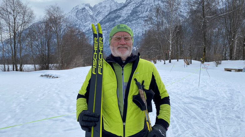 Hubert Urbaner bringt Anfängern das Langlaufen auf Skiern bei.