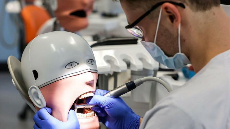 Die Zahnarztausbildung an der Uni Leipzig läuft auch in Coronazeiten weiter. Student Johann Dörschner übt keimfrei am Phantompatienten.