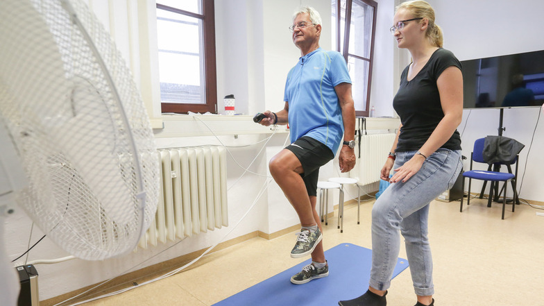 Mit 70 Jahren heute: Manfred Drechsel ist noch sportlich fit. Hier testet Psychologiestudentin Rosa Kuckhahn an der TU Chemnitz seine Leistungsfähigkeit.
