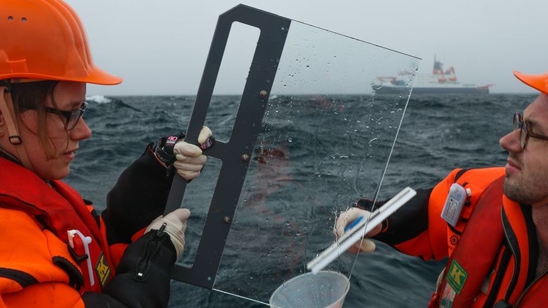 Manuela van Pinxteren und Sebastian Zeppenfeld vom Leipziger Tropos-Institut nehmen im Schlauchboot etwa 500 Meter von der Polarstern entfernt Wasserproben. Wasserdichter Überlebensanzug und Rettungsweste sind dabei Pflicht. Die Forscher fangen biologisch