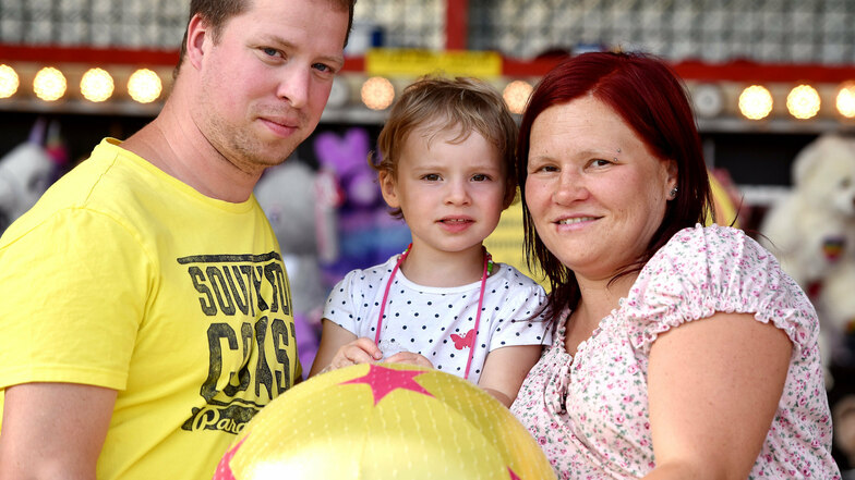 Familie Arlt aus Großschönau war beim Büchsenwerfen erfolgreich und freute sich über einen großen Ball. 