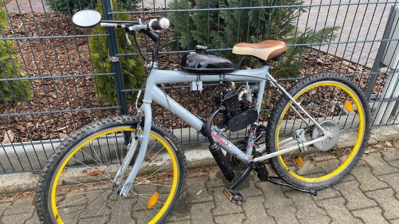 Der Besitzer dieses Fahrrades ist offenbar des Tretens müde. Er baute einen Motor mit Benzintank an den Rahmen.