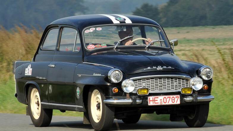 Bei der Sachsen Classic Rallye ist ein schwarzer Skoda Octavia 1200 TS des Baujahrs 1961 zu sehen. Insgesamt legen 180 Oldtimer in Radeberg einen Stopp ein.