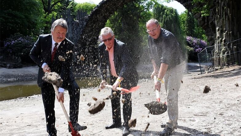 Der Gablenzer Bürgermeister Dietmar Noack, Landrat Bernd Lange und Michael Köppl als Vertreter des Innenministeriums beim ersten Spatenstich zur Sanierung des Kromlauer Parks.