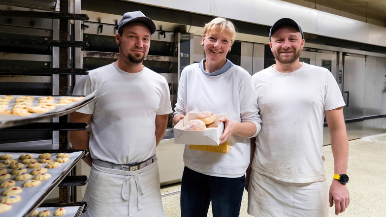 Mitarbeiter der Bäckerei Höfchen zeigen Pfannkuchen: Bäckergeselle Dirk Jackisch (von links), Büroleiterin Konstanze Jahn und Produktionsleiter David Jahn.