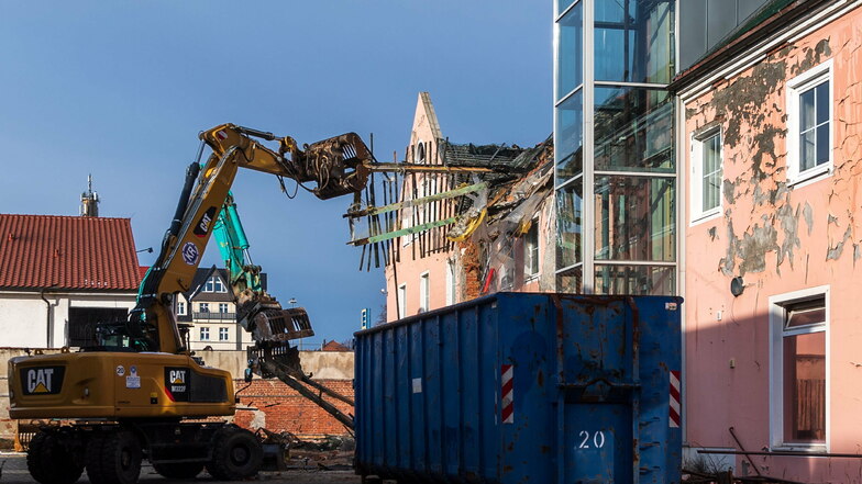Nach einer Unterbrechung kurz nach  Beginn der Arbeiten geht der Abriss am Husarenhof in Bautzen weiter.