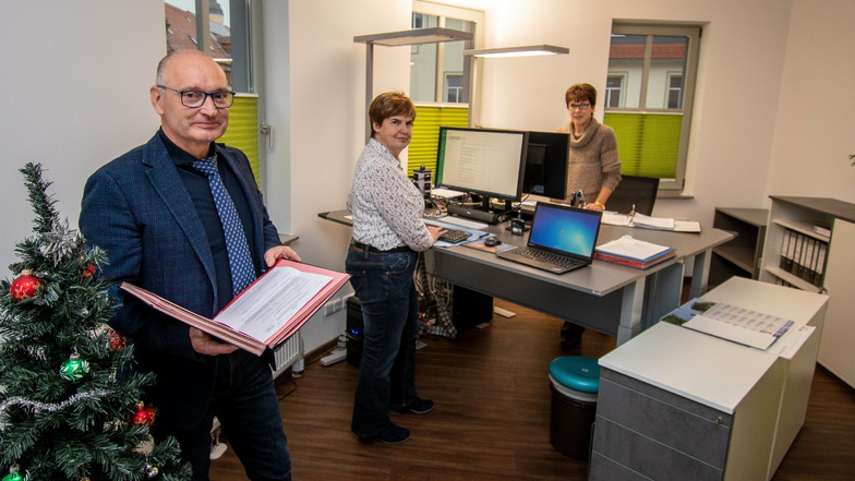 OFM- und AZV-Geschäftsführer Frank Lessig und die Mitarbeiterinnen Heike Kraft und Annett Speer fühlen sich wohl in den neuen Büros über der Sparkasse in Roßwein.