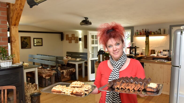 Mit Gemütlichkeit und selbst gebackenem Kuchen wirbt Christiane Weickert für ihr Altenberger Museumscafé.