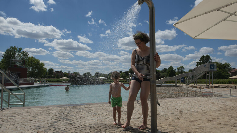 Das Großenhainer Naturerlebnisbad ist derzeit gut besucht. Auch Lisa und Oskar Mattheus genießen die Anlage. Aber was ist bei schlechtem Wetter?