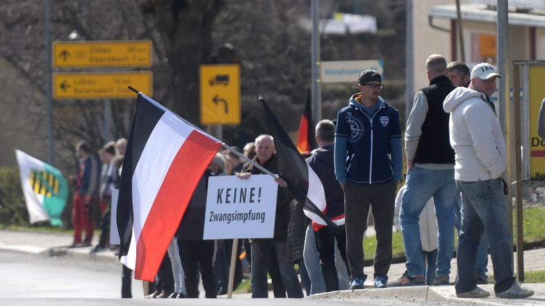 Die Reichsfahne war bisher bei den "Stillen Protesten" entlang der B96 am häufigsten vertreten, wie hier in Oppach.