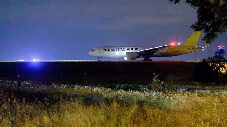 Am Flughafen Leipzig/Halle sorgten Klimakleber für  eine stundenlange Einstellung des Frachtflugbetriebs.