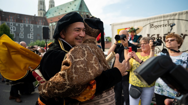 Das Motto des Altstadtfestes heißt "Zusammen, Razem, Together". Entsprechend fröhlich eröffneten die Stadtoberhäupter Octavian Ursu und Rafal Gronicz das Fest gemeinsam auf der Altstadtbrücke.