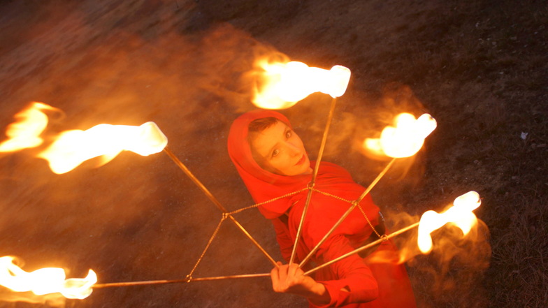 Ein echter Hingucker: Constance Lüttich wird zur Einkaufsnacht in Großenhain für den traditionellen Feuerzauber sorgen.