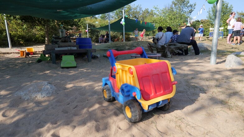 Die großzügig gestaltete Sandspielfläche lädt zum Bauen, Matschen und Erkunden ein.