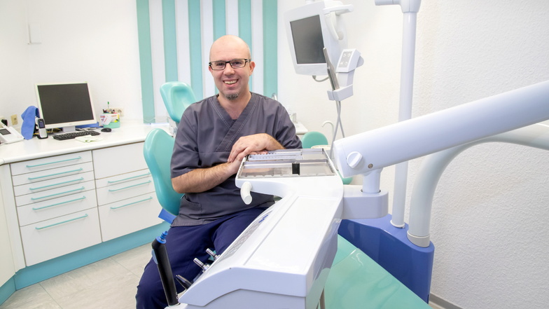 Johann Karas ist der neue Zahnarzt in Rothenburg. Er hat die Praxis von Sabine Tzschoppe auf der Priebuser Straße übernommen. Aber auch in Görlitz ist er weiter aktiv.