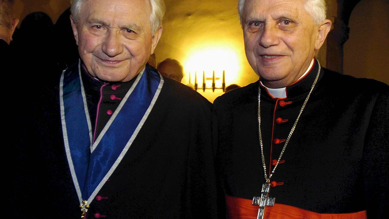 Der frühere Regensburger Domkapellmeister Georg Ratzinger (l) steht an seinem 80. Geburtstag neben seinem Bruder, Kardinal Joseph Ratzinger, dem späteren Papst Benedikt XVI.