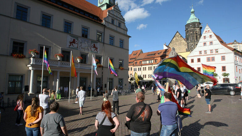 Vor dem Pirnaer Rathaus wehen wieder die Regenbogenflagge und die Transgender-Flagge.