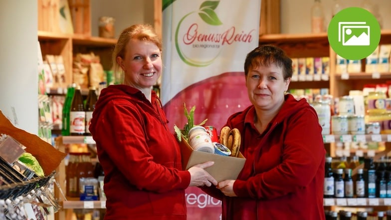 Chefin Mandy Heinze (links) und Mitarbeiterin Marina Ulbrich packen im Neugersdorfer Bioladen GenussReich täglich Tüten mit überschüssigen Lebensmitteln.