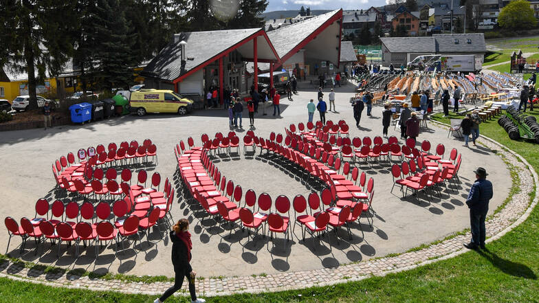 Die roten Stühle an der Freilichtbühne von Oberwiesenthal ergeben den Notruf der Hotel- und Gaststättenbetreiber in Sachsen.