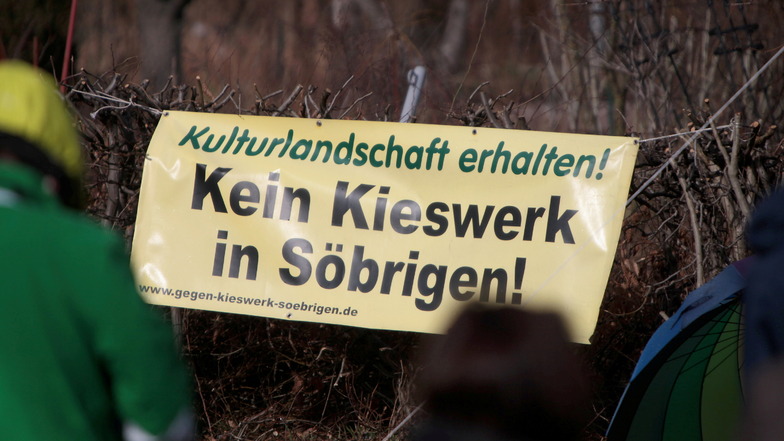 Während einer Kundgebung im Frühjahr haben Menschen gegen den Kiesabbau in Söbrigen demonstriert.