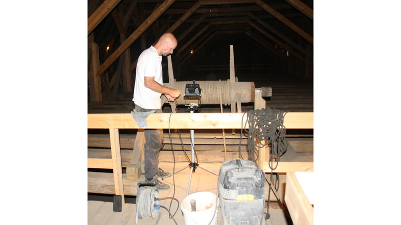 Vorsichtig ging Dombauhütten-Chef Frithjof  Müller auf dem Dachstuhl ans Werk.