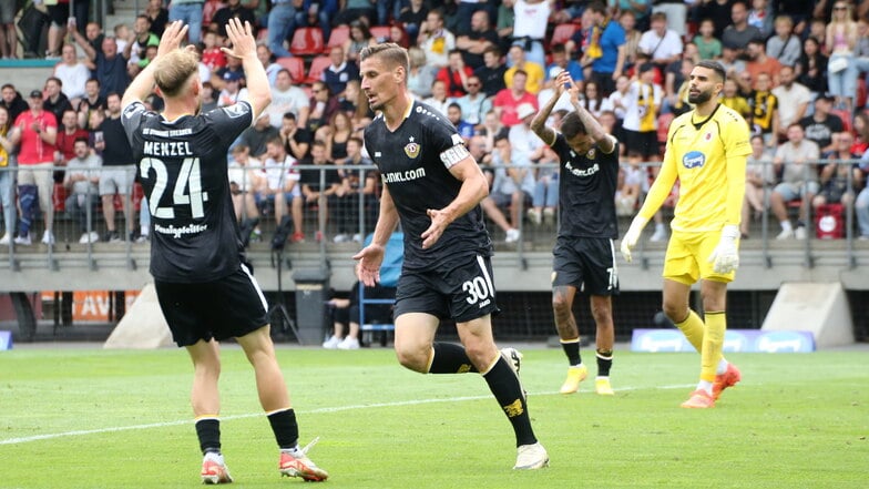 Stefan Kutschke (r.) bedankt sich nach dem Tor zum 2:0 bei Vorlagengeber Tony Menzel.