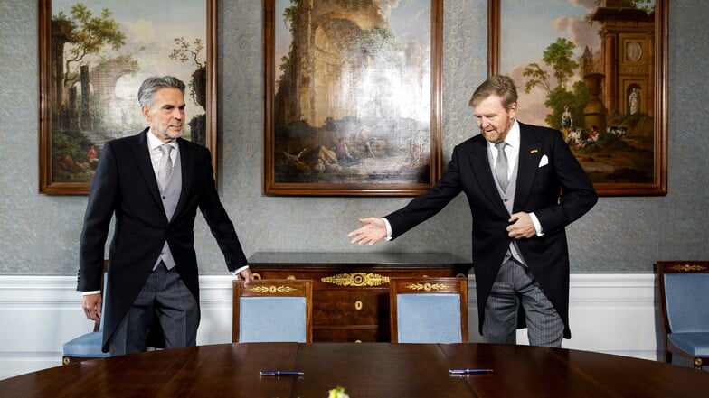 König Willem-Alexander (r) und der künftige Premierminister Dick Schoof bei der Unterzeichnung der Königlichen Dekrete im Palast Huis ten Bosch.