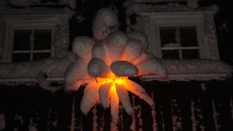Kunstwerk: Der Schnee zauberte aus dem Stern am Giebel des Hauses von Christian Lange aus Liebenau dieses leuchtende Kunstwerk. 