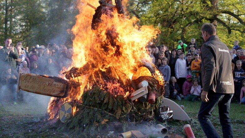 Walpurgisfeuer in Graupa: Am 30. April geht im Schlosspark erneut eine Stroh-Hexe in Flammen auf.