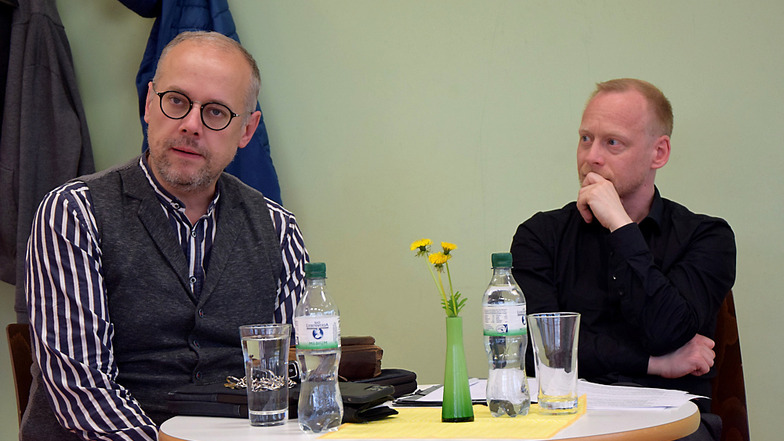 Dr. Jörg Heidig (li.) und Dr. Christoph Meißelbach diskutierten in der Volkshochschule mit Interessierten zum Thema Bürgerbeteiligung.