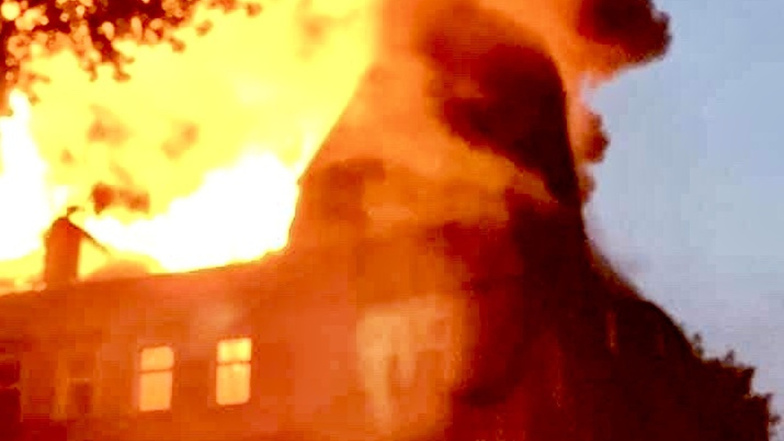 Als kurz nach  22 Uhr die Feuerwehr eintraf, stand das leerstehende Wohnhaus in Flammen.