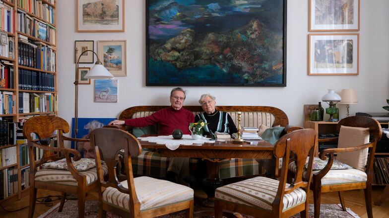 Dieter und Rosemarie Seidlitz, 86 und 83 Jahre alt, trotzen der Corona-Zeit in ihrer Dresdner Wohnung mithilfe von guten Büchern.