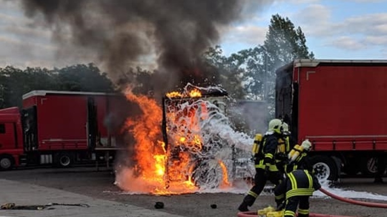 Die Riesaer Feuerwehr musste am Sonntag einen brennenden Lkw löschen.